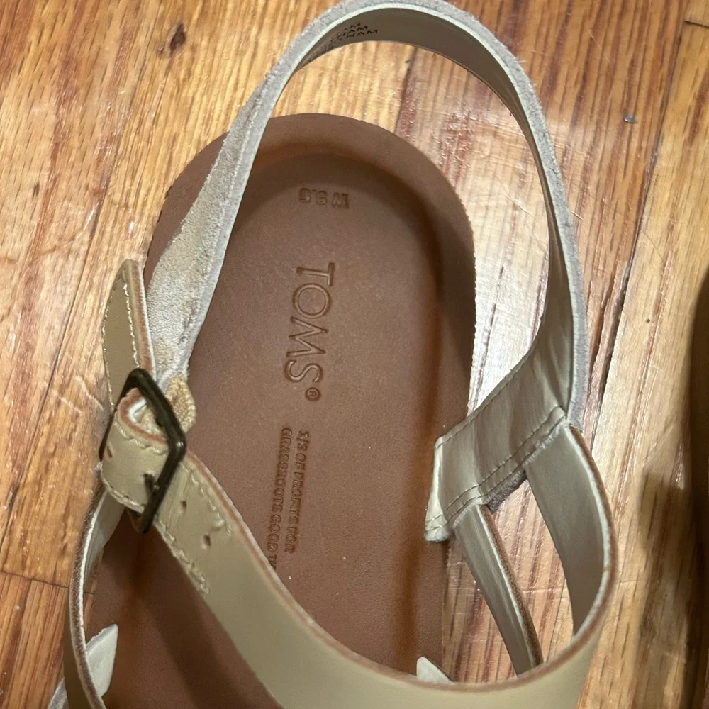 Toms Sandals - Picture 2 of 4